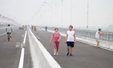 Người dân tranh thủ đi thể dục ngắm cầu Vĩnh Tuy 2 sáng sớm trước ngày thông xe