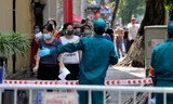 Hàng nghìn người dân sống gần Bệnh viện Phổi Hà Nội làm xét nghiệm COVID-19