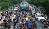Ùn tắc hàng cây số trên đường gom đại lộ Thăng Long