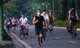 Hà Nội vừa nới lỏng giãn cách, người dân kéo nhau đi tập thể dục, chạy bộ, đạp xe