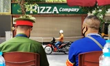 Nhân viên quán Pizza dương tính SARS-CoV-2, một đoạn phố ở Hà Nội bị phong toả