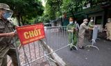 Quận Đống Đa lắp 'mắt thần' lập rào chắn kiểm soát khu vực hơn 1.300 nhân khẩu vì COVID-19