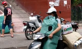 Chợ Hà Đông tạm đóng cửa vì liên quan COVID-19, tiểu thương hớt hải khuân đồ về nhà