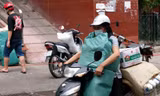 Chợ Hà Đông tạm đóng cửa vì liên quan COVID-19, tiểu thương hớt hải khuân đồ về nhà