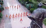 Thí sinh HHVN múa võ dưới tượng đài Quang Trung