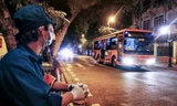 Xuyên đêm đưa hơn 100 trường hợp F1 ở bệnh viện Việt Đức đến nơi cách ly