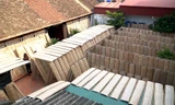 Về làng cổ Thổ Hà xem người dân sản xuất bánh đa nem nổi tiếng