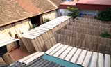 Về làng cổ Thổ Hà xem người dân sản xuất bánh đa nem nổi tiếng