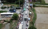 Cảnh xe cộ chen nhau 'nghẹt thở' đổ về chợ Viềng nhìn từ flycam 