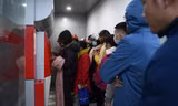  Cây ATM báo lỗi khi công nhân rồng rắn xếp hàng rút tiền ngày cuối năm