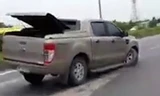Ford Ranger gãy bánh vẫn phóng nhanh trên cao tốc 