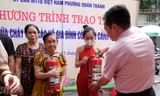 Hà Nội: Tặng hàng trăm bình chữa cháy cho người dân trước mùa nguy cơ cháy nổ cao