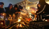 Người Hà Nội đốt lửa, nướng khoai, uống trà nóng... để xua đi cái lạnh giá giữa đêm đông