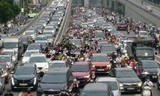 Ngã Tư Sở tắc cứng, ô tô xếp hàng dài trên đường vành đai 2 trên cao