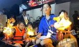 Trẻ em Hà Nội rước đèn đón Trung thu trên thuyền ở vùng ‘rốn lũ’