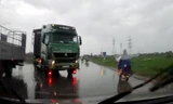 Tránh va chạm, xe đầu kéo vượt ẩu khiến xe con lao xuống ruộng