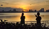 Nhiều người đổ về Hồ Tây săn hoàng hôn tuyệt đẹp đầu thu Hà Nội