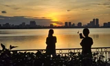 Nhiều người đổ về Hồ Tây săn hoàng hôn tuyệt đẹp đầu thu Hà Nội