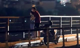 Hà Nội vừa 'nới lỏng', cầu Long Biên lại thành điểm hẹn hò, tập thể dục