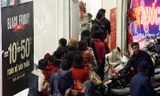 Chen chân giữa đêm lạnh săn hàng giảm giá Black Friday