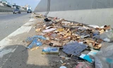 Rác thải và phế vật liệu xây dựng ngập đường trên cao Trường Chinh - Hà Nội