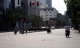 Nắng nóng nung người trên 50 độ C, đường phố Hà Nội vắng tanh
