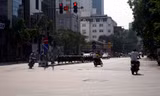 Nắng nóng nung người trên 50 độ C, đường phố Hà Nội vắng tanh