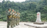 Các chiến sĩ biên phòng thực hiện nghi thức chào cột mốc.
