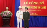 Thượng tướng Bùi Văn Nam trao quyết định cho Thượng tá Nguyễn Quốc Toản. Ảnh Báo Chính phủ.