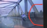 Hình ảnh được camera hành trình của một ô tô ghi nhận ngay trước thời điểm V.A gieo mình xuống sông Đuống.