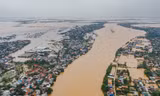 Mưa lũ đang hoành hành các tỉnh miền Trung, hiện đã có 32 người chết, mất tích gần 110 nghìn ngôi nhà bị ngập, hư hỏng.