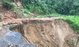 Đường đi vào Y Tý, ở huyện Bát Xát (Lào Cai) bị sạt lở nghiêm trọng 