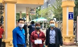 Anh Nguyễn Thái Hà, Bí thư đoàn Cơ quan Trung ương đoàn và anh Phạm Tuấn Anh, Bí thư Đoàn cơ sở báo Tiền phong trao tiền hỗ trợ cho mẹ tình nguyện viên Hoàng Văn Tuấn.