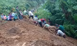 Người dân địa phương phát hiện kịp thời, cứu được nạn nhân Lò Thị Châu bị đất đá sạt lở vùi lấp ở xã Thèn Sin, huyện Tam Đường (Lai Châu) 