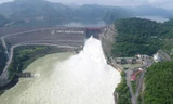 Thuỷ điện Hoà Bình đóng bớt một trong số 2 cửa xả lũ