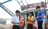 Các lực lượng chức năng kiểm tra, kiểm soát tàu cá liên quan đến chống đánh bắt bất hợp pháp, không khai báo, không theo quy định (IUU)