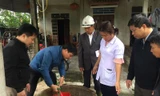 Sau lũ, nhiều tổ chức, doanh nghiệp hỗ trợ bà con vùng lũ Hà Tĩnh các thiết bị và kỹ thuật xử lý nước sau lũ.