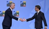 Tổng thư ký NATO Jens Stoltenberg chào đón Tổng thống Pháp Emmanuel Macron đến dự thượng đỉnh NATO ở Vilnius tháng 7/2023.(Ảnh: Reuters)