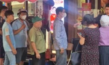 Giá vàng nhẫn tăng, người dân xếp hàng mua khó hơn thời bao cấp