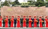 Khánh thành Bức phù điêu 'Bác Hồ nói chuyện với cán bộ, chiến sĩ Đại đoàn Quân Tiên Phong'