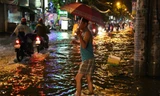 Hàng chục tuyến đường Sài Gòn ngập nặng trước bão số 14