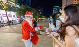 Ricky Star hóa “ông già Noel”, đi tặng quà cho trẻ em và khán giả ở phố đi bộ Nguyễn Huệ