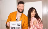 Hoàng Duyên tặng nón lá và bánh tráng cho Calum Scott, trổ tài nói tiếng Thái cực xịn