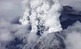 [ẢNH] Cận cảnh núi lửa Nhật Bản phun trào