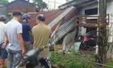 Chiếc xe tông sập một phần ngôi nhà ven đường. Ảnh: TT