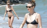 'Thiên thần nội y' Behati Prinsloo diện bikini khoe thân hình trắng nuột ở biển