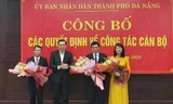 Ông Huỳnh Đức Thơ, Chủ tịch UBND TP Đà Nẵng tặng hoa chúc mừng 3 cán bộ chủ chốt vừa được điều động, phân công nhiệm vụ mới. 