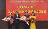 Ông Huỳnh Đức Thơ, Chủ tịch UBND TP Đà Nẵng tặng hoa chúc mừng 3 cán bộ chủ chốt vừa được điều động, phân công nhiệm vụ mới. 