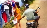 Cô gái bị đối tượng sàm sở khi đang phơi đồ đã bị camera ghi lại.