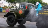 Binh chủng hoá học tiến hành phun khử khuẩn dập dịch COVID-19 trên diện rộng ở một số khu vực có nguy cơ lây nhiễm cao. Ảnh: Nguyễn Thành